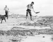 «Devolvednos a nuestros hijos inocentes» dice la pancarta de la anciana