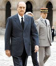 Chirac asistió ayer a un acto en Los Inválidos momentos antes de ser entrevistado en la televisión francesa sobre la crisis en Irak. Ap