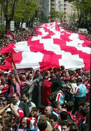 La caravana rojiblanca portó la bandera más grande de la historia para festejar el centenario del Atlético de Madrid