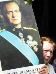 EPAUna mujer, con un cartel en el que se le da la bienvenida a Don Juan Carlos