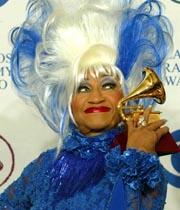 Celia Cruz recibió un premio Grammy en septiembre de 2002. Efe