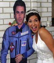 La novia junto a una imagen a tamaño natural del cosmonauta