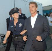 Arnold Schwarzenegger arrestado por Jamie Lee Curtis