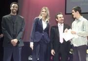 André Turner, Judith Mascó y Francisco Briones Nieto, entregando una de las becas