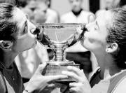 Paola Suárez y Virginia Ruano besan la Copa que conquistan por tercera vez EPA