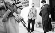 Moqtada Sadr, clérigo rebelde chií, sale de la sede de su organización en Nayaf fuertemente escoltado REUTERS