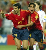 Valerón y Vicente celebran el gol del primero que dio la victoria a la selección española. EPA