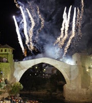 El Viejo Puente de Móstar, sobre el río Neretva, fue reabierto ayer tras casi once años de reconstrucción. EFE