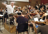 Daniel Barenboim dirigiendo ayer un ensayo del Taller del Diván en Pilas, a tres días del concierto en el Maestranza. EFE