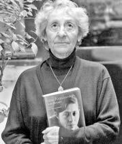 Denise, hija de Irène Némirovski, con un ejemplar de «Suite française» AFP