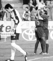 Congo, de espaldas, abraza a Nacho ante la tristeza del meta Riesgo. EDUARDO MANZANA