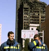 Los bomberos constatan que el edificio Windsor tiene un alto riesgo de derrumbe