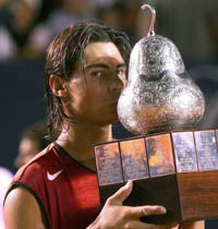 Rafa Nadal, con el trofeo del Abierto de México