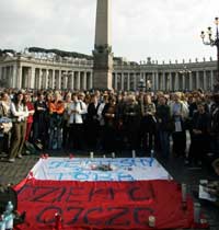 Miles de fieles rezan por el Papa mientras esperan noticias sobre su salud en la Plaza del Vaticano