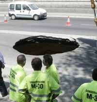 Se restablece el tráfico en los carriles de la M-30 afectados por el socavón