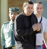 Arnaldo Otegi abandona la prisión, en compañía de Joseba Permach