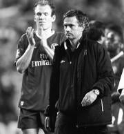 ARCHIVO  Mourinho, junto a Robben, después de caer eliminados en Champions a manos del Liverpool