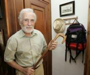 Bastón, gorro y mochila. Tres herramientas imprescindibles en las andanzas de este científico viajero