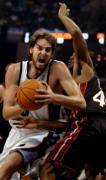 EFE Gasol busca el enceste obstaculizado por Udonis Haslem