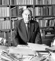 GONZALO CRUZ  Julián Marías, en su despacho, rodeado de libros