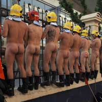 Desnudos por una mejora de su sueldo