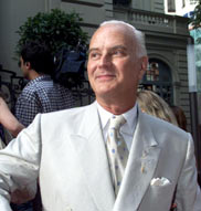 Manolo Blahnik con los zapatos hasta aburrir