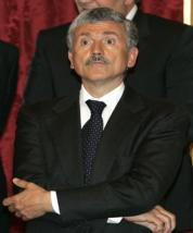 Romano Prodi forma un Gobierno centrado en reflotar la degradada economía italiana