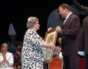 DÍAZ JAPÓN  María Luisa Infante recoge el cuadro que le entrega el alcalde