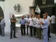 Concentración de protesta ante las Casas Consistoriales./JOSÉ L. RODRÍGUEZ