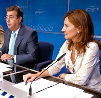 Zoido en ua comparecencia con la nueva portavoz municipal, Alicia Martínez./EFE