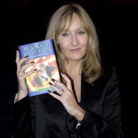 La escritora J.K. Rowling con uno de sus libros