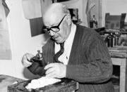 El orfebre Fernando Marmolejo Camargo, trabajando en su taller de orfebrería. ABC