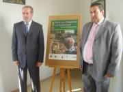 ABC  El presidente de la Diputación, Fernando Rodríguez Villalobos, y el alcalde,  Antonio Gutiérrez Lora, con el cartel de la feria