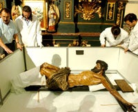 El Cristo de los Desamparados, ayer mientras se procedía a su embalaje para el traslado al Iaph./PEPE ORTEGA
