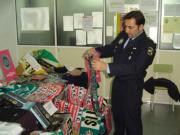 ABC  Borja Mac Crohon saluda a un niño a la puerta del colegio