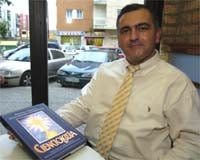 Manuel Palao, dirigente de la «iglesia» de la Cienciología en Sevilla, con un libro sobre este movimiento