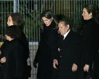 Los Príncipes de Asturias llegan al funeral junto a la abuela paterna de Doña Letizia y su hermana Telma. /REUTERS