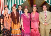 Carmen Ramos, Lourdes Candau, Fausto Botello, Alessandra Jannone, Curra Andrau y Joaquín Torres González-Barba, a la puerta de su caseta. ROCÍO RUZ