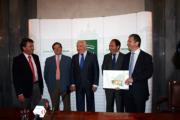 El alcalde, Domingo Salado, y el presidente de Aprocom, José Cañete, entre otros, durante el acto