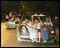 Palestinos salen del campamento de Nahr el Bared subidos como pueden en coches. /AP Photo