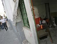 Los «okupas» se marcharon dejando tras de sí basura y unos inmuebles totalmente destrozados. PEPE ORTEGA