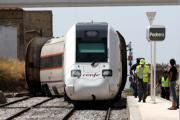 Vista del tren que descarriló en la mañana de ayer en Pedrera, ocupando varias vías./EFE