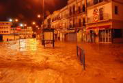 Durante la madrugada, el agua formaba auténticos ríos en la Plaza del Altozano, en pleno centro de Utrera