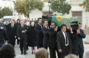 Seis de sus trabajadores y sus nietos Pedro y Felipe portaron el féretro de S.A.R. e I. don Pedro de Orleáns y Braganza hasta la Iglesia de Villamanrique. J. M. SERRANO