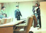 ABC  Javier Rosado (a la derecha) entra a la sala donde será juzgado