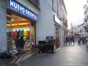 Una tienda «de chinos» en una calle del centro de Alcalá de GuadaíraA.M.