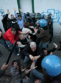 EPA  Efectivos policiales se enfrentan a manifestantes, ayer, en las afueras de Nápoles