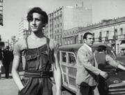 Fotograma de «Los olvidados» y, abajo, la foto de Buñuel de la calle donde se rodó, San Juan de Letrán