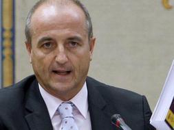 El ministro de Industria, Turismo y Comercio, Miguel Sebastián, durante su comparecencia ante la Comisión correspondiente del Congreso de los Diputados para explicar el plan de ahorro energético. /EFE