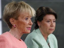 La vicepresidenta De la Vega, junto a la ministra de Fomento, Magdalena Álvarez, en la conferencia de prensa tras el habitual Consejo de Ministros de los viernes. /EFE